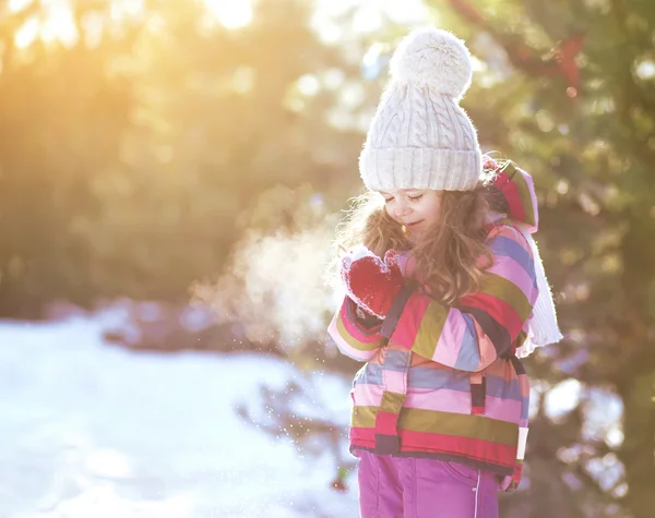 Anak dalam cuaca musim dingin yang cerah — Stok Foto