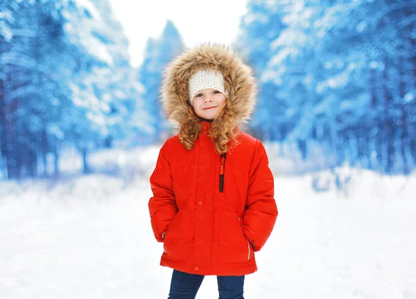 Bambino all'aperto nella giornata invernale — Foto Stock