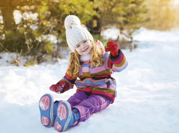 Lilla barnet sitter på snön ha kul i vinter — Stockfoto