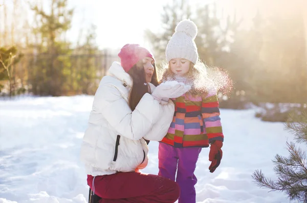 Moeder en kind plezier in zonnige winterdag — Stockfoto