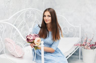 Beyaz Oda buket çiçekli elbise güzel kadın 