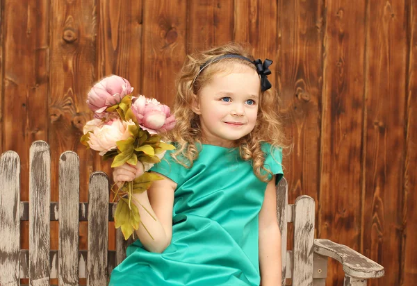 Niña en vestido con flores —  Fotos de Stock