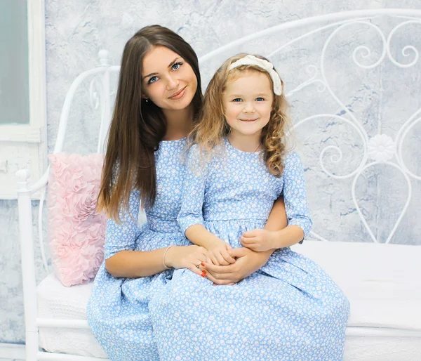 Retrato hermosa madre e hija en vestido juntos en el —  Fotos de Stock