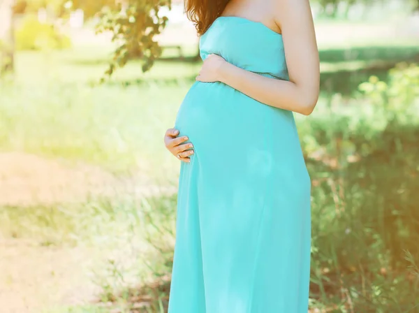 Preciosa mujer embarazada en vestido al aire libre en la naturaleza —  Fotos de Stock