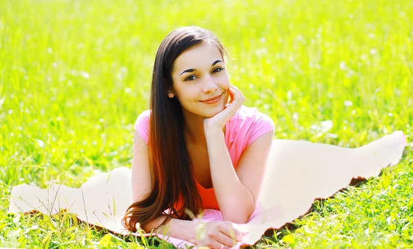 Ritratto all'aperto giovane bella donna felice poggiata sul gras — Foto Stock