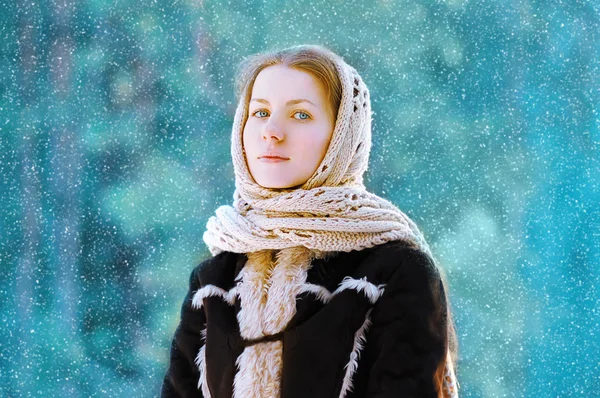 Retrato mulher bonita no cachecol ao ar livre no inverno dia nevado — Fotografia de Stock