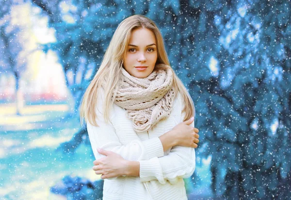 Noel, kış ve insanlar kavramı - güzel kadın açık havada — Stok fotoğraf
