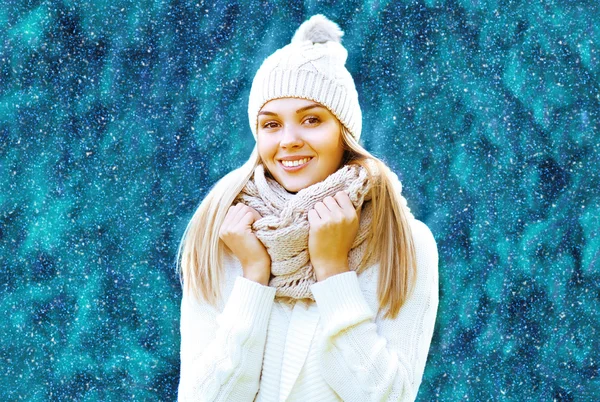 Natale, inverno e la gente concetto - felice bella ragazza in cappello — Foto Stock