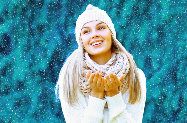 Jul og mennesker koncept - glad smuk smilende pige i rødt - Stock-foto