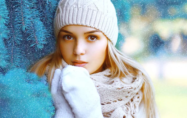 Noël, hiver et concept de personnes - portrait jolie fille en h — Photo