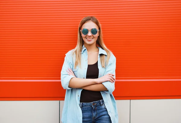 Cool bonita mujer en gafas de sol al aire libre posando en estilo urbano a — Foto de Stock