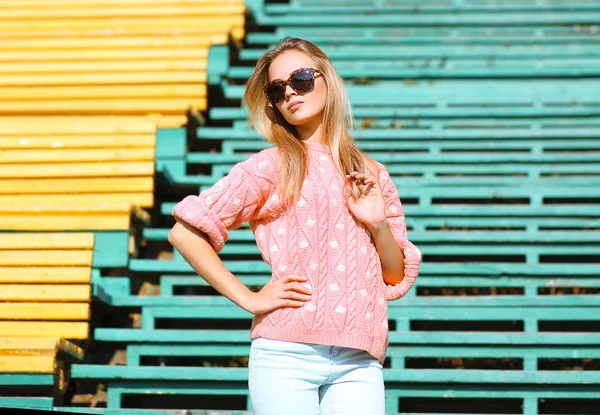 Concepto de moda y gente - bonita rubia en gafas de sol posando —  Fotos de Stock