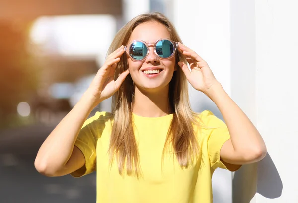 Fashion portrait pretty smiling girl in sunglasses enjoying outd — Stock Photo, Image