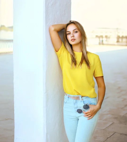 Moda sensual mulher bonita com óculos de sol posando ao ar livre em — Fotografia de Stock