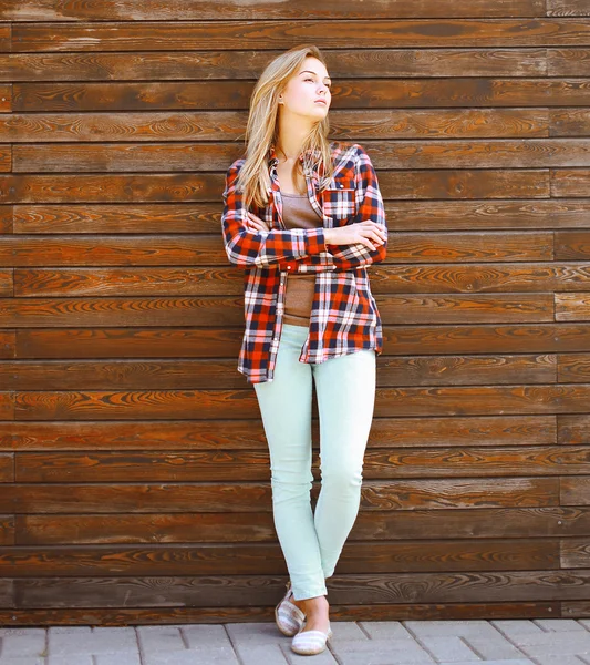 Moderna chica bastante hipster en ropa casual inteligente posando de nuevo —  Fotos de Stock