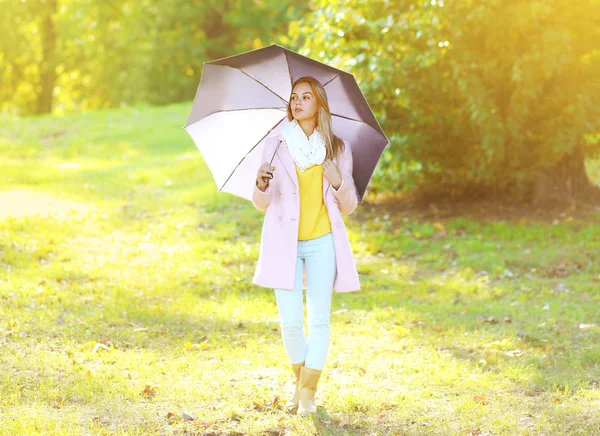 Petite femme sensuelle avec parapluie en journée ensoleillée d'automne — Photo