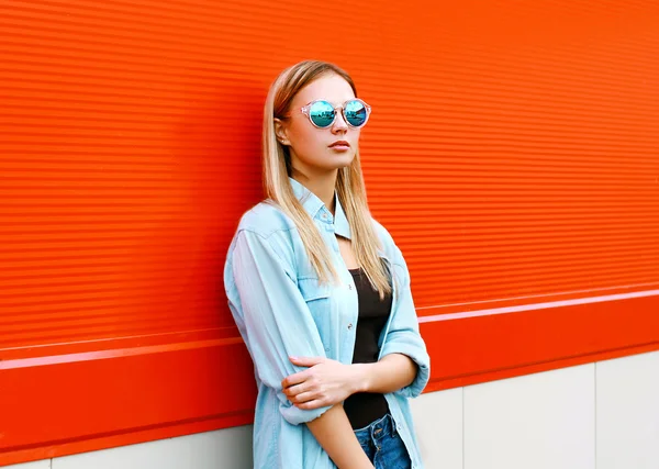 Street fashion portrait pretty woman in sunglasses against color — Stock Photo, Image