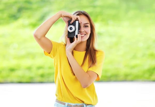 Verão retrato muito sorridente menina com vintage retro câmera ha — Fotografia de Stock