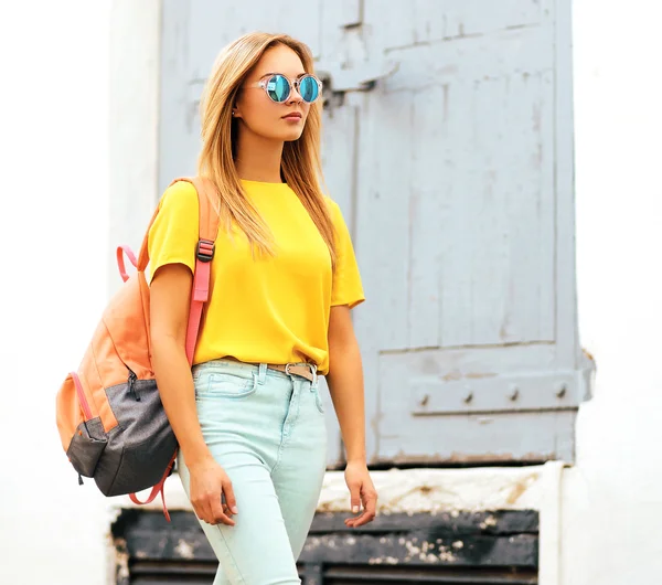 Zomer, mode en mensen concept - stijlvolle hipster meisje in de zon — Stockfoto