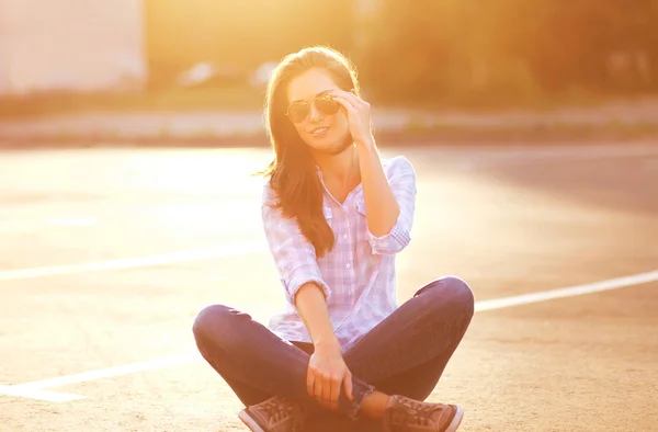 Lifestyle portrait beautiful woman in sunglasses outdoors on eve — Stock Photo, Image