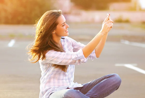 Estilo de vida retrato feliz hermosa mujer haciendo un autorretrato o —  Fotos de Stock