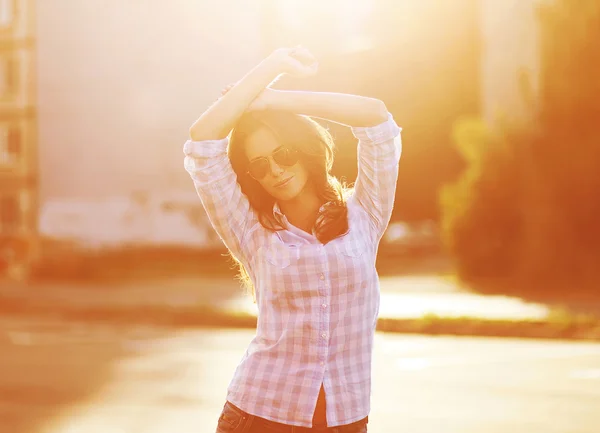 Lifestyle photo beautiful sensual woman in sunglasses outdoors p — Stock Photo, Image