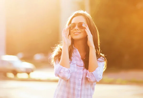 Kobieta bardzo uśmiechający się portret styl życia w okulary na zewnątrz o — Zdjęcie stockowe