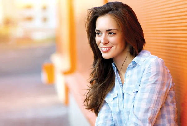 Lifestyle portrait happy pretty young woman outdoors in city — Stock Photo, Image