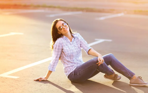 Summer lifestyle portrait pretty sensual woman outdoors in sunny — Stock Photo, Image