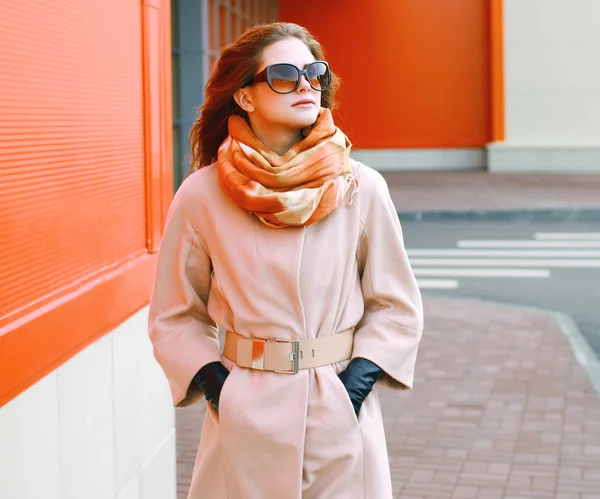 Mujer de moda en abrigo posando al aire libre en la ciudad — Foto de Stock