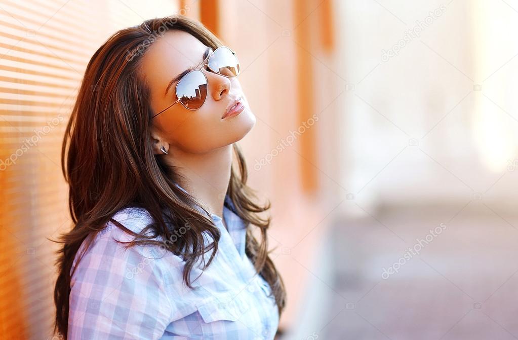 Outdoor portrait pretty sensual woman in sunglasses 