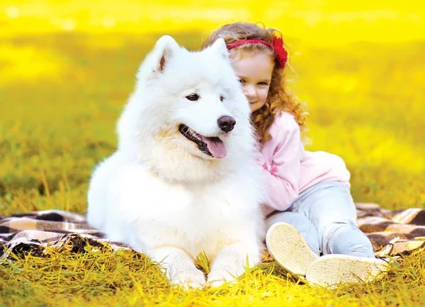 Höstens foto hund och barn ha roligt utomhus — Stockfoto