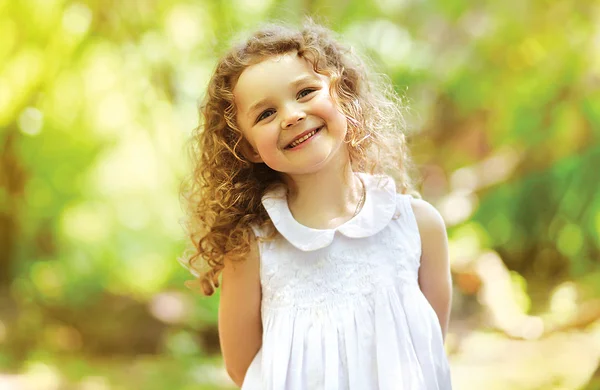 Lindo niño brillaba de felicidad, pelo rizado, sonrisa encantadora —  Fotos de Stock