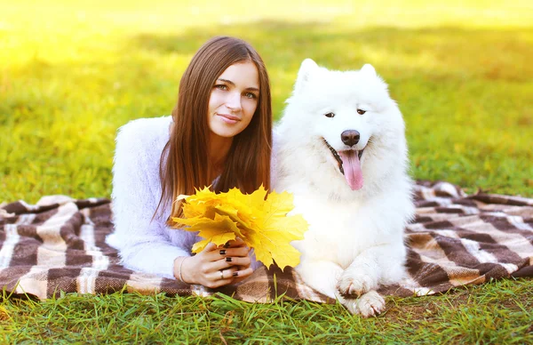 Happy pretty woman and white Samoyed dog having fun outdoors on — Stock Photo, Image