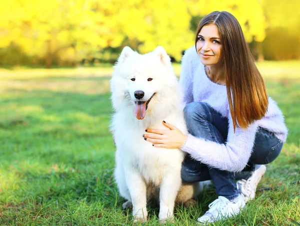 Feliz mujer bonita dueño y perro al aire libre en el parque —  Fotos de Stock