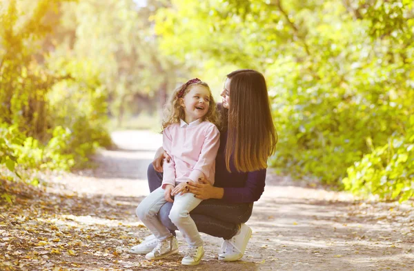 Mère et enfant s'amusent à l'extérieur dans le parc — Photo