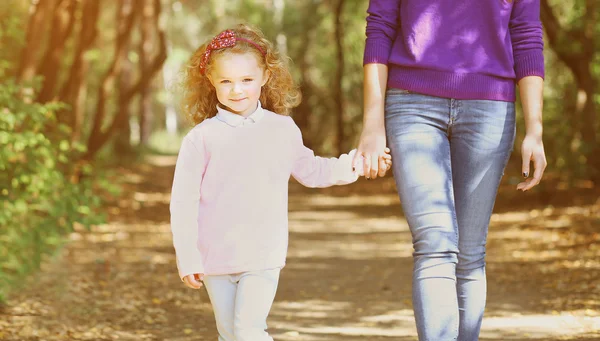 Madre e hija caminando juntas al aire libre en un día soleado —  Fotos de Stock