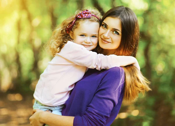 Portre sevimli anne ve çocuk birlikte açık havada — Stok fotoğraf