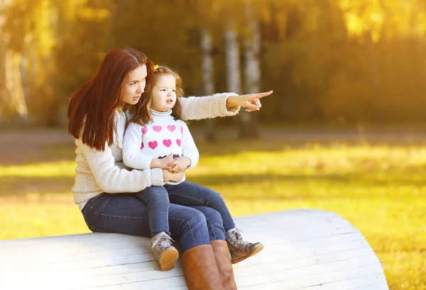 Mama și copilul se plimbă toamna bucurându-se de vreme caldă — Fotografie, imagine de stoc