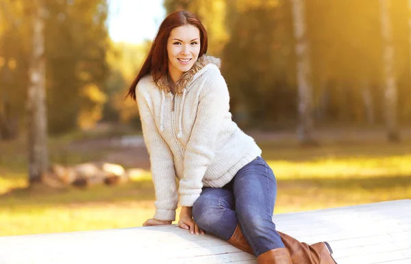 Mooie lachende vrouw in herfst kleren buitenshuis in zonnige dag — Stockfoto