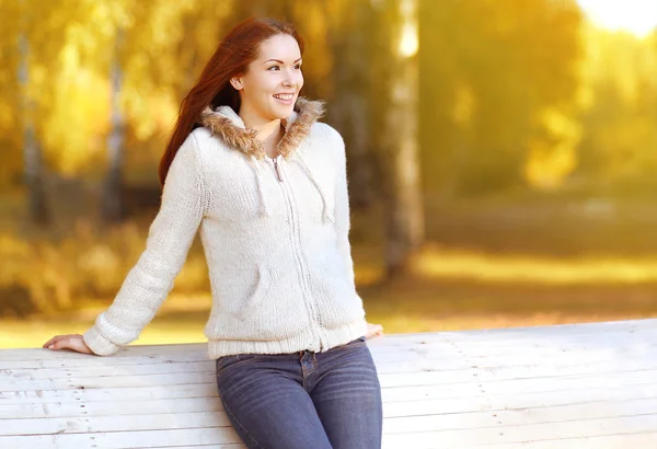 Jolie femme souriante à l'extérieur profitant d'un temps d'automne chaud et ensoleillé — Photo