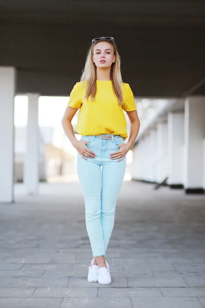 Concepto de moda y gente - elegante mujer bonita sensual posando — Foto de Stock