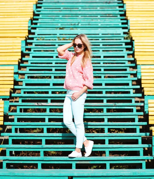Mode en mensen concept - mooie vrouw in zonnebril poseren ik — Stockfoto
