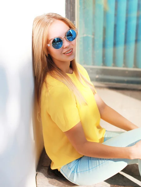 Sommer-, Mode- und People-Konzept - stylisches Hipster-Coolgirl — Stockfoto