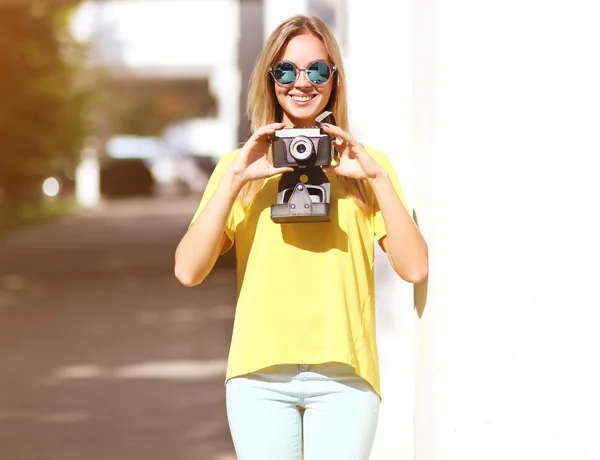 Concepto de verano, moda y gente - retrato soleado sonriendo pret — Foto de Stock