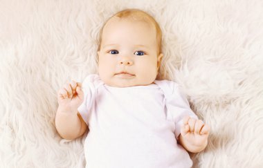 Tatlı bebek yatakta, üstten görünüm yatıyordu