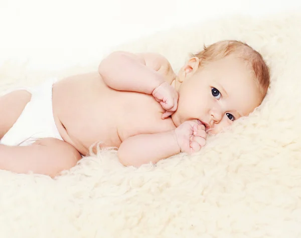 Bambino sdraiato sul letto a casa — Foto Stock