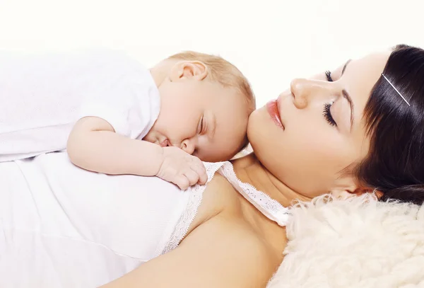 Mutter mit Baby schläft zu Hause zusammen — Stockfoto