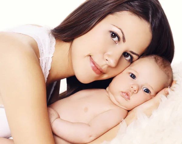 Retrato mãe e bebê na cama em casa — Fotografia de Stock