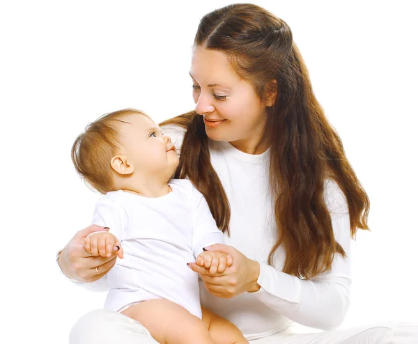 Mãe feliz brincando divertindo bebê em um fundo branco — Fotografia de Stock